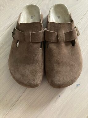 Quince Water Repellent Suede Clog Mule with foam insole. 
Color-Cafe, Size-10